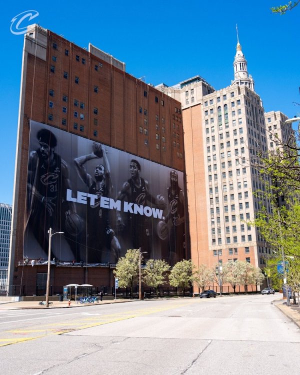 个人股票配资 骑士主场附近悬挂全新巨幅海报 阿伦莫布里米切尔哈登四巨头亮相